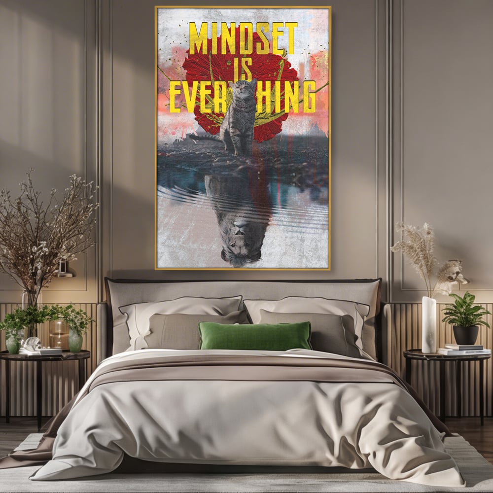 Tablou canvas cu tablou canvas motivatie cu pisica si leu, in rama de aluminiu auriu, pe perete intr-un dormitor
